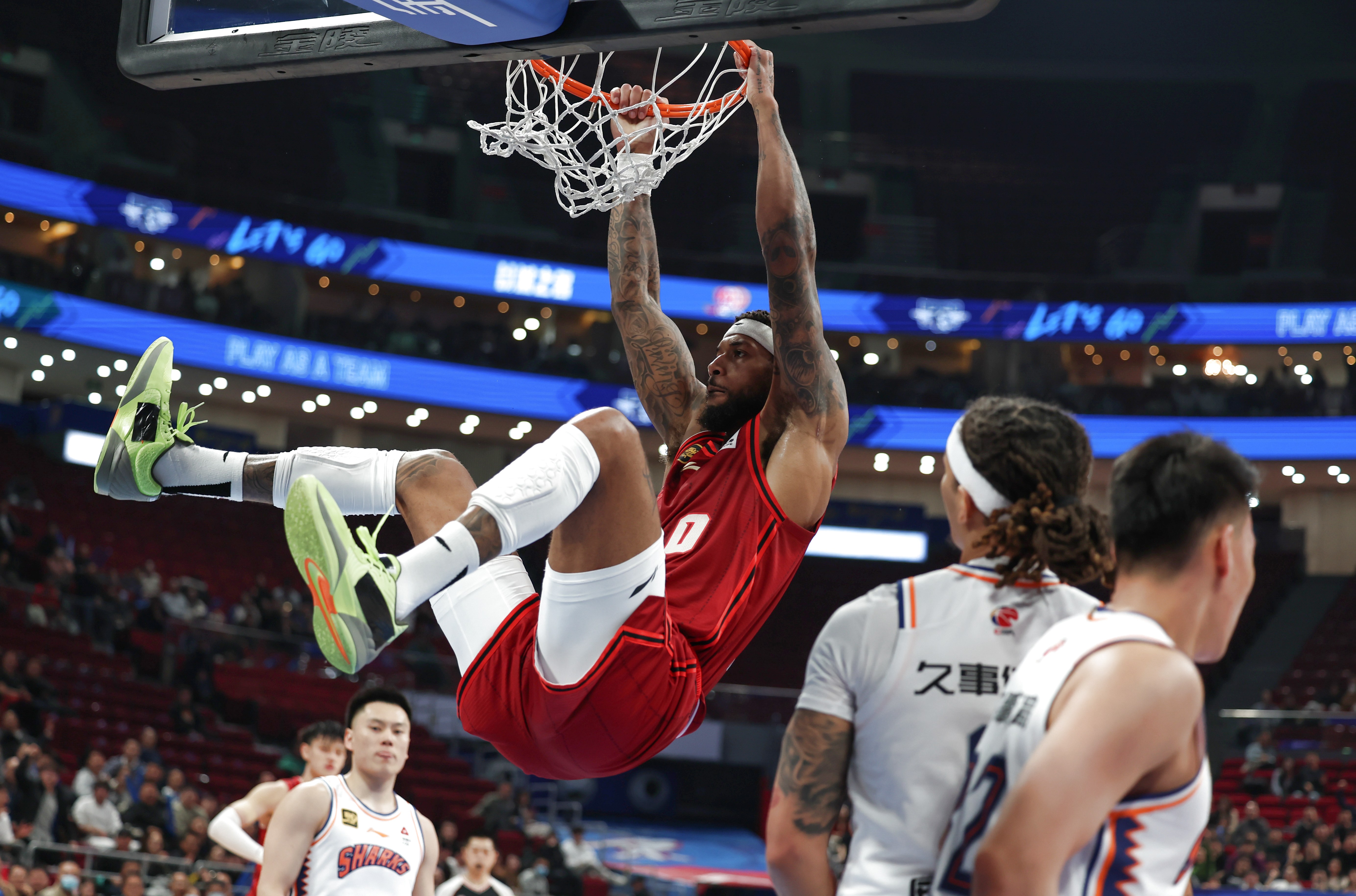 加时末段NBA总决赛焦点战，丹佛掘金队长鼓劲，话题不断，身体对抗强度拉满的简单介绍米兰